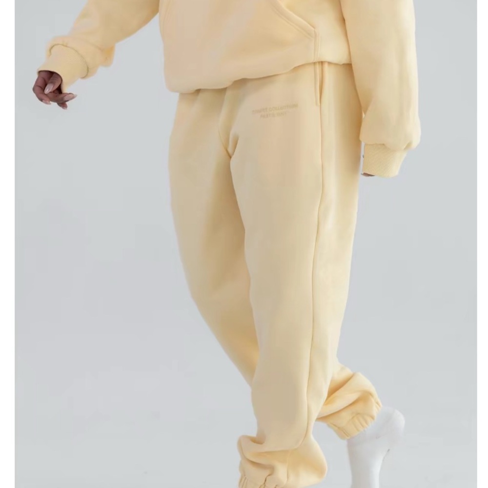 Comfrt cream yellow sweatsuit